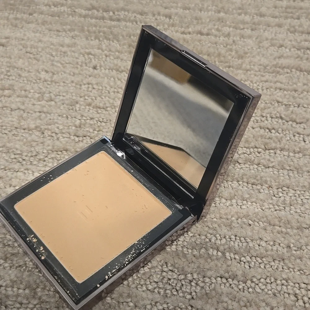 NWOT Doucce Cache Creme Powder Foundation NL1